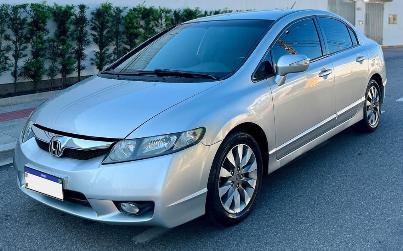 Honda Civic 2010 Prata — foto 1 de 3