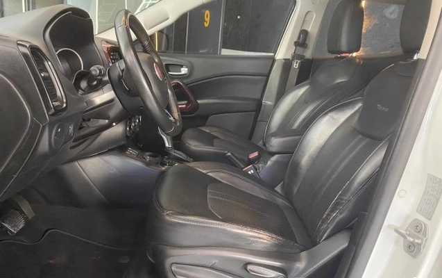 imagem-https://www.socarrao.com.br/sc-vehicle-images-prod/1010522/1776363085158-640_480_fiat-toro-freedom-1-8-at6-4x2-flex-18-19-b7986a-2.jpg