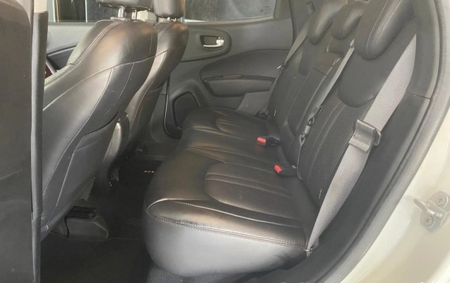 imagem-https://www.socarrao.com.br/sc-vehicle-images-prod/1010522/1776363085159-640_480_fiat-toro-freedom-1-8-at6-4x2-flex-18-19-b7986a-1.jpg