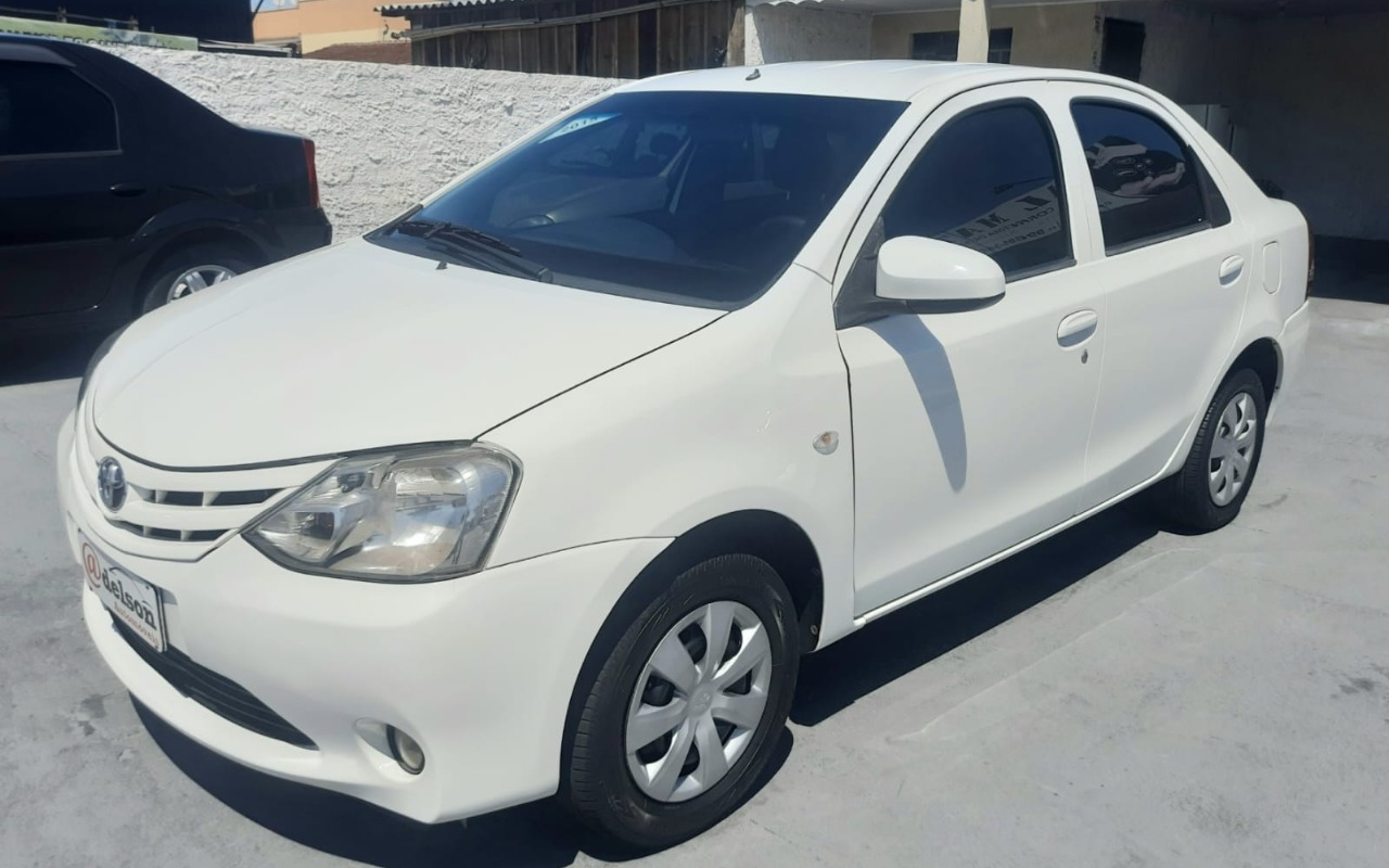 Toyota Etios X Sedan 1.5 Flex 16V 4p Mec. na cor Branco em Araucária / PR - 1013629