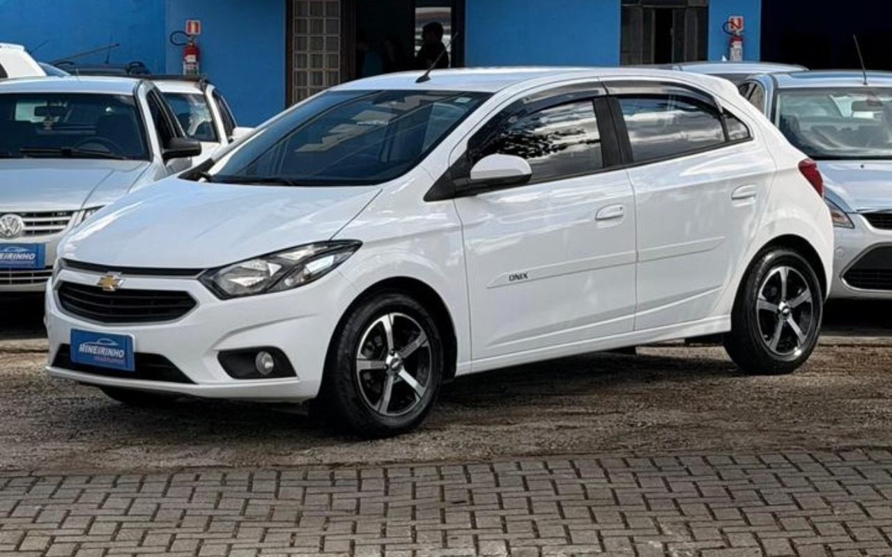 Chevrolet Onix HATCH LT 1.4 8V FlexPower 5p Mec. na cor Branco em Pinhais / PR - 1021267