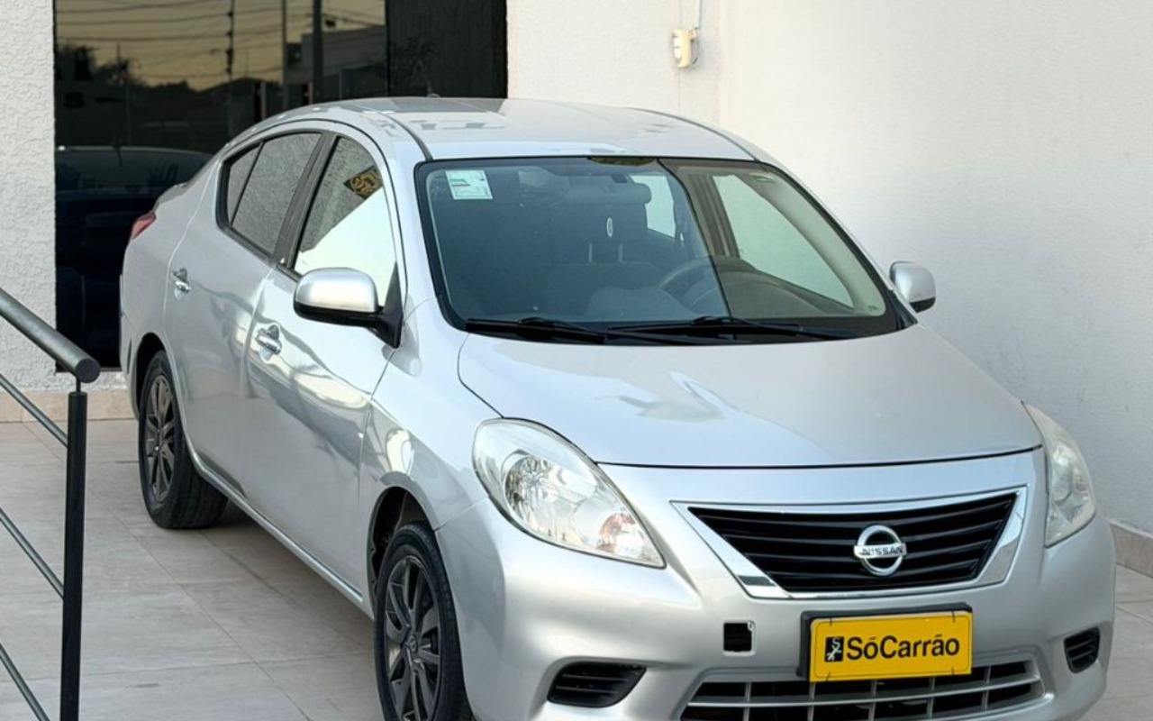 Nissan VERSA SV 1.6 16V Flex Fuel 4p Mec. na cor Prata em Curitiba / PR - 1025444