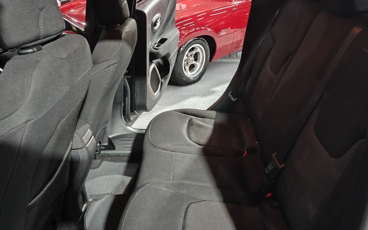 imagem-https://www.socarrao.com.br/sc-vehicle-images-prod/1026559/1776978942971-YmZhYTg1ZGYtODA0ZS00NzRjLTgxMDAtMWU1ZTEwZjg4MzNmLmpwZw.jpg