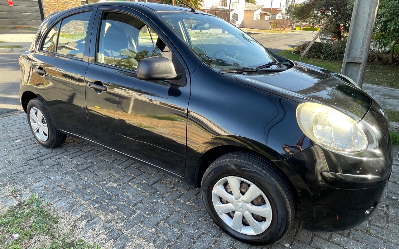 Nissan MARCH 1.0 16V Flex Fuel 5p 2013 Preto — foto 1 de 3