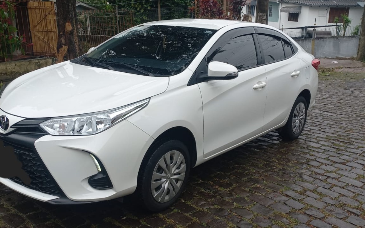 Toyota Yaris 2024 Branco — foto 1 de 3