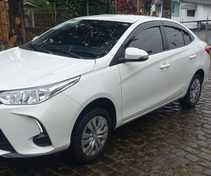 Toyota Yaris 2024 Branco — foto 1 de 3