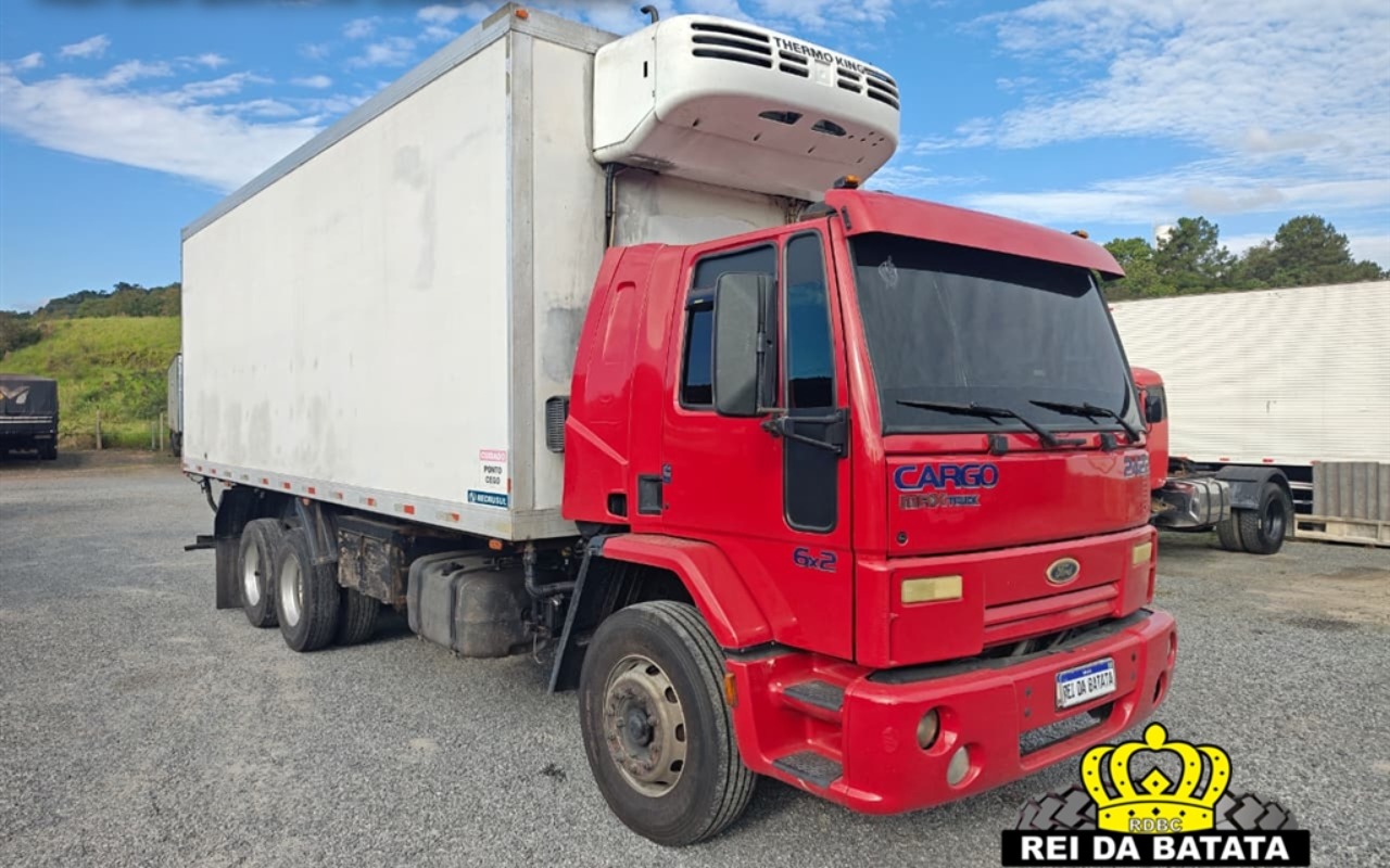 Ford CARGO 2422/ 2422 E 3-Eixos 2p (diesel) na cor Vermelho em Blumenau / SC - 1037984