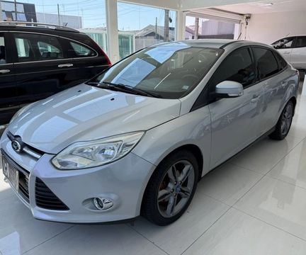 Ford Focus 2015 Prata — foto 1 de 3