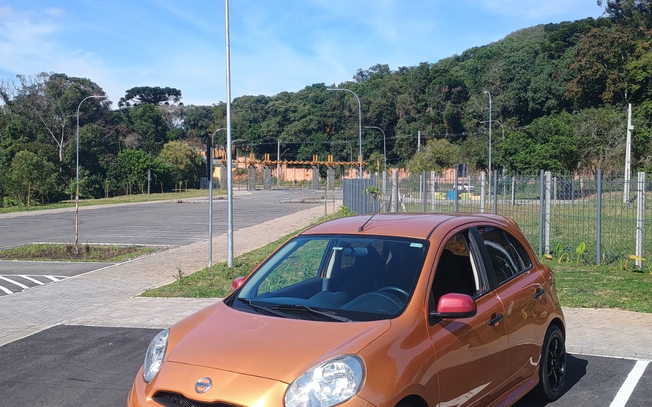 Nissan MARCH SV 1.6 16V Flex Fuel 2012 Laranja — foto 1 de 3