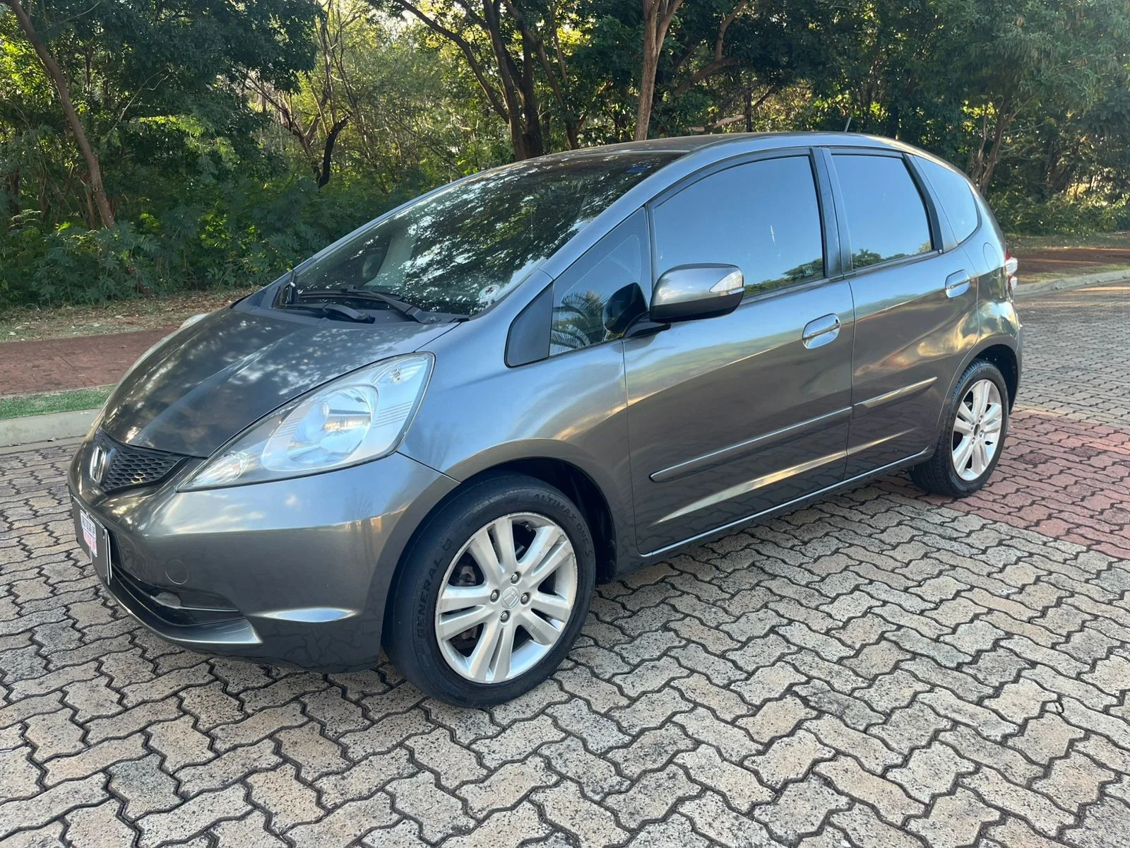 Honda Fit 2011 Cinza — foto 1 de 3