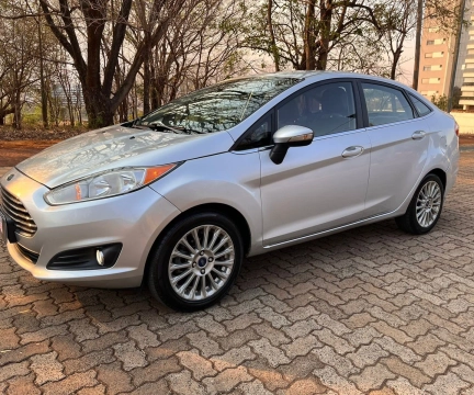 Ford Fiesta 2015 Prata — foto 1 de 3