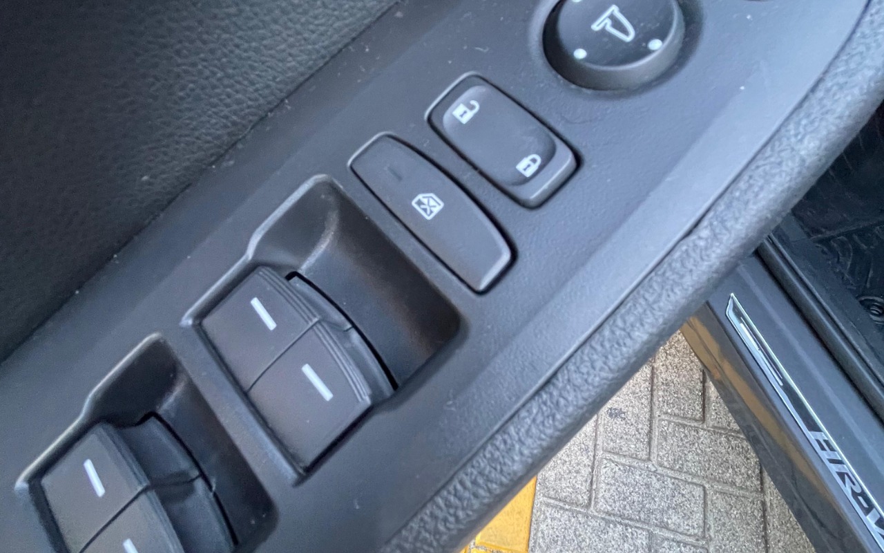imagem-https://www.socarrao.com.br/sc-vehicle-images-prod/1134370/1777916405285-SU1HLTIwMjYwMzA1LVdBMDA3OS5qcGc.jpg
