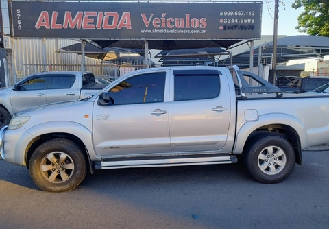 Toyota Hilux 2012 Prata — foto 1 de 3