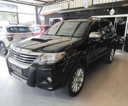Toyota Hilux SW4 2013 Preto — foto 1 de 3