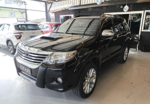 Toyota Hilux SW4 2013 Preto — foto 1 de 3