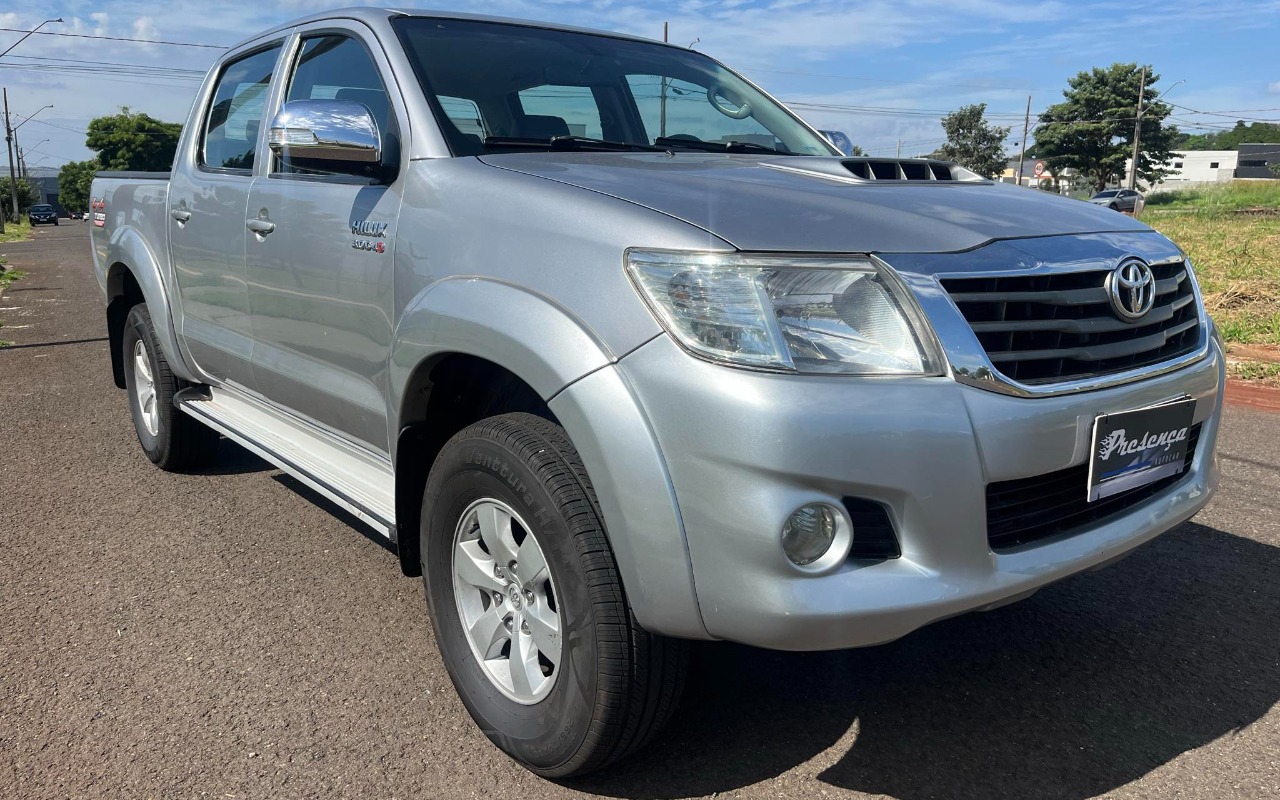 Toyota Hilux 2012 Prata — foto 1 de 3