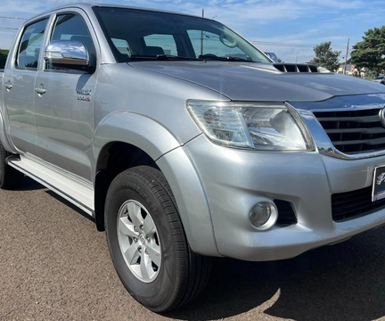 Toyota Hilux 2012 Prata — foto 1 de 3