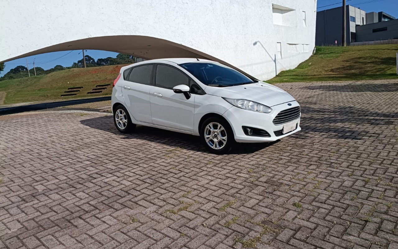 Ford Fiesta 1.6 16V Flex Mec. 5p 2015 Branco — foto 1 de 3
