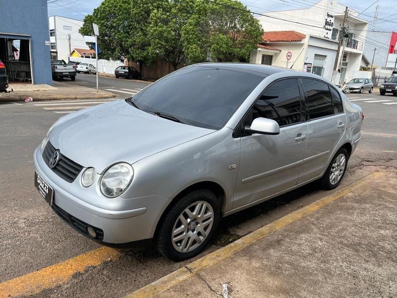 Volkswagen Polo Sedan 1.6 Mi 101cv 8V 4p na cor Cinza em Artur Nogueira / SP - 12600