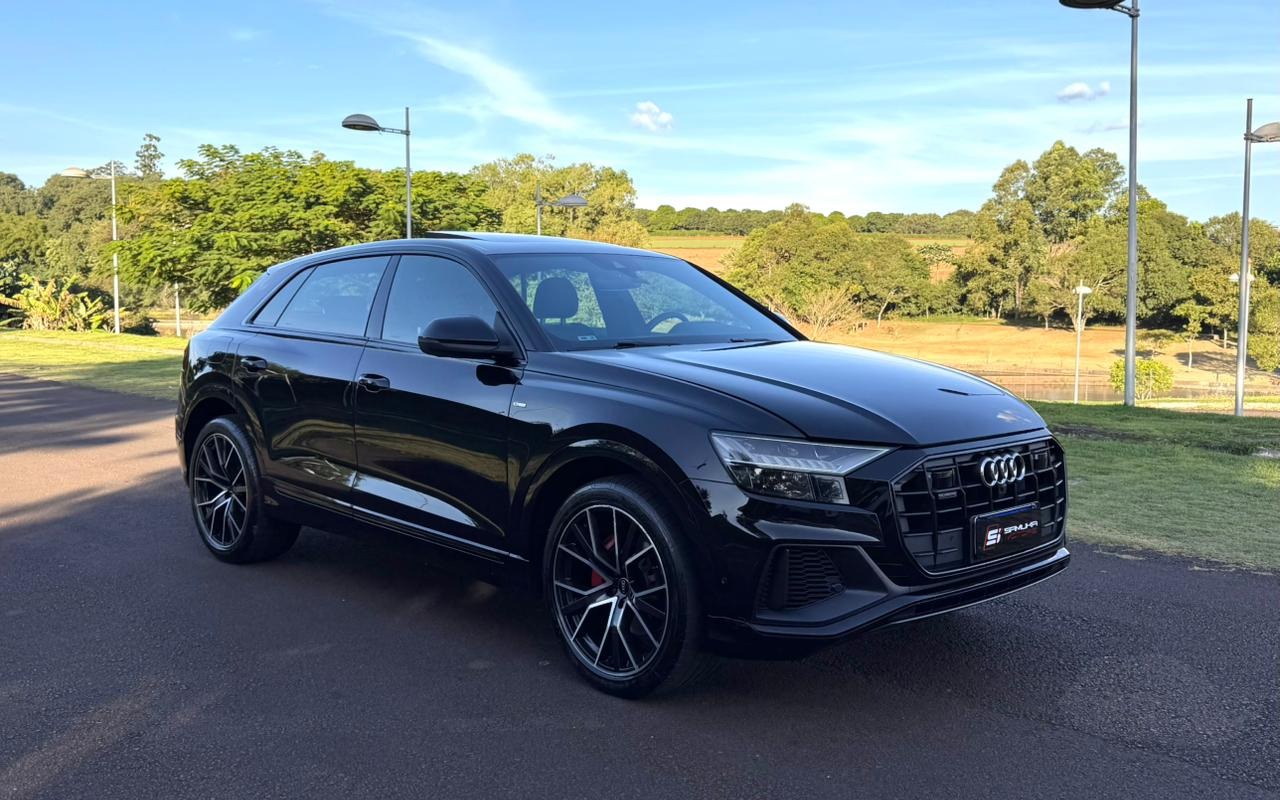 Audi Q8 2022 Preto — foto 1 de 3