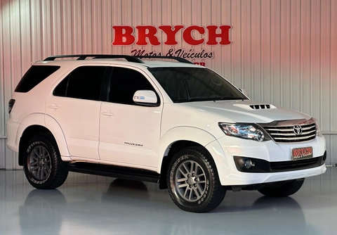Toyota Hilux SW4 2013 Branco — foto 1 de 3
