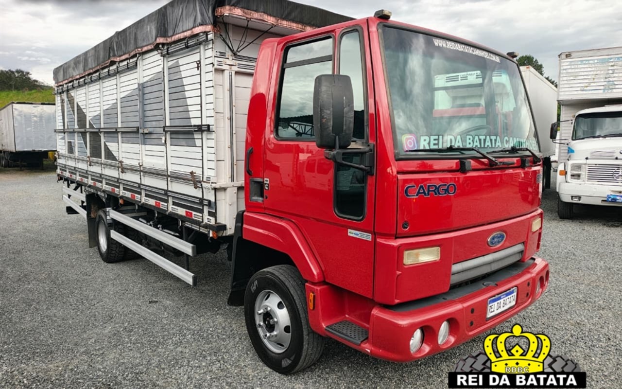 Ford CARGO 815/815 S/815 E Turbo 2p (diesel) na cor Vermelho em Blumenau / SC - 1324318