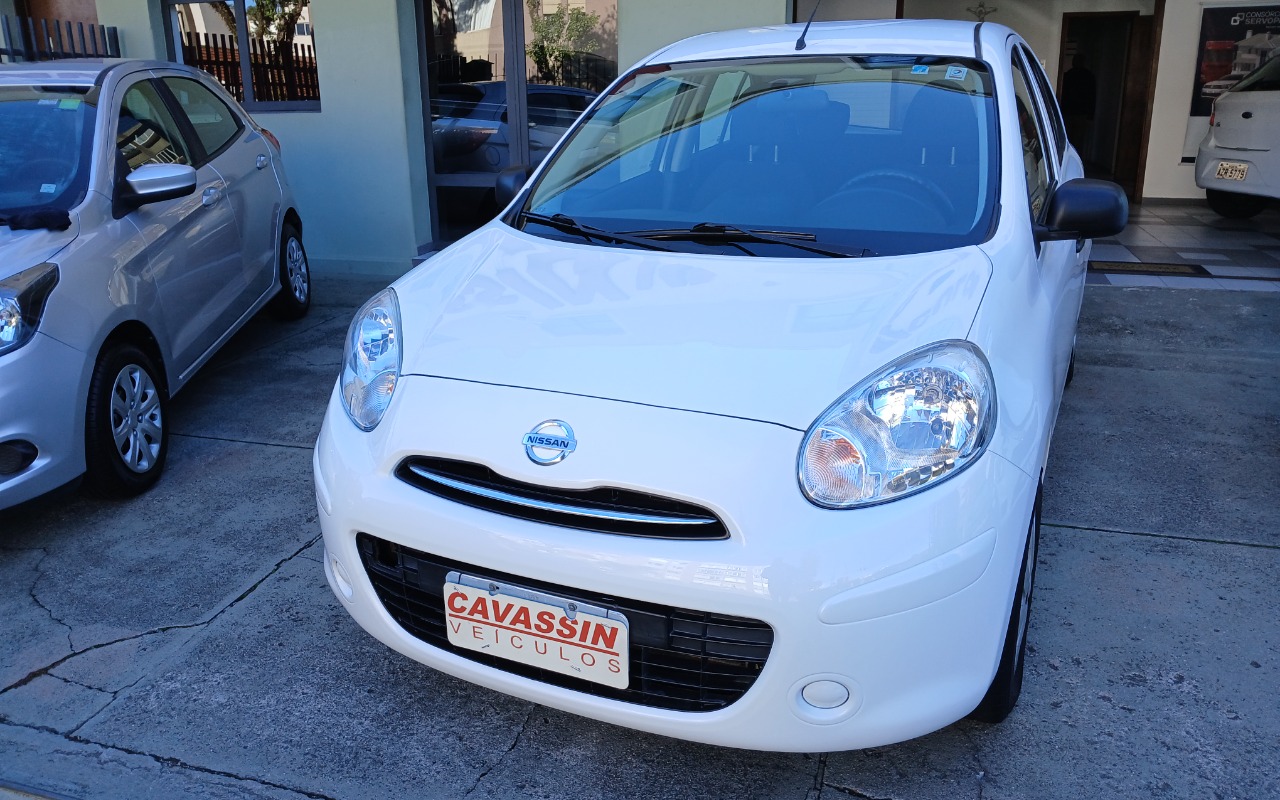 Nissan MARCH S 1.0 16V Flex Fuel 5p na cor Branco em Curitiba / PR - 1324592