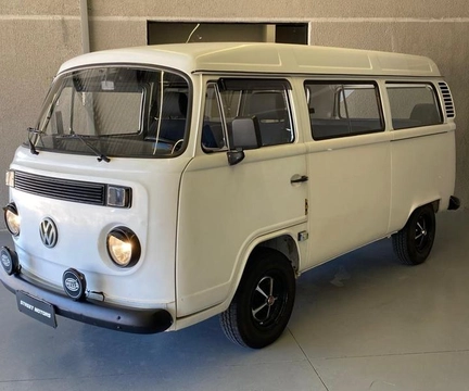 Volkswagen Kombi Lotação 1.6 MPi 2001 Branco — foto 1 de 3