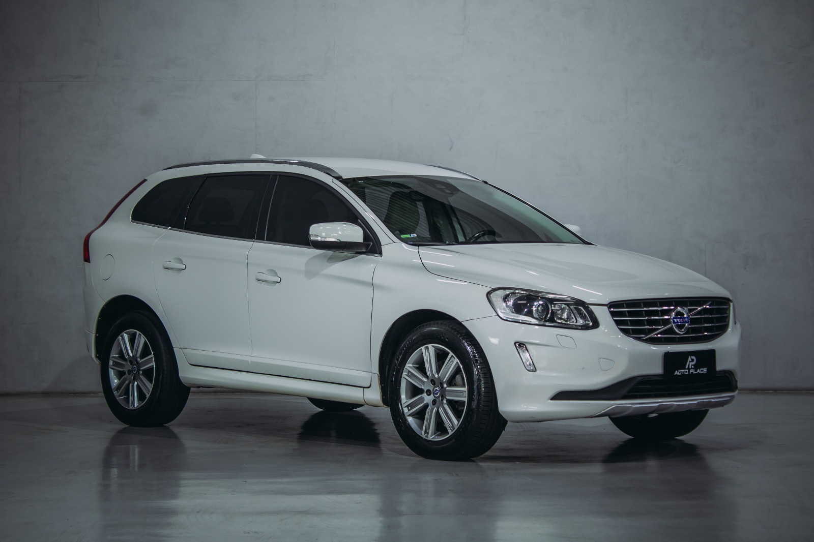 Volvo XC60 T-5 KINETIC 2.0 245cv FWD 5p na cor Branco em São José dos Pinhais / PR - 13463