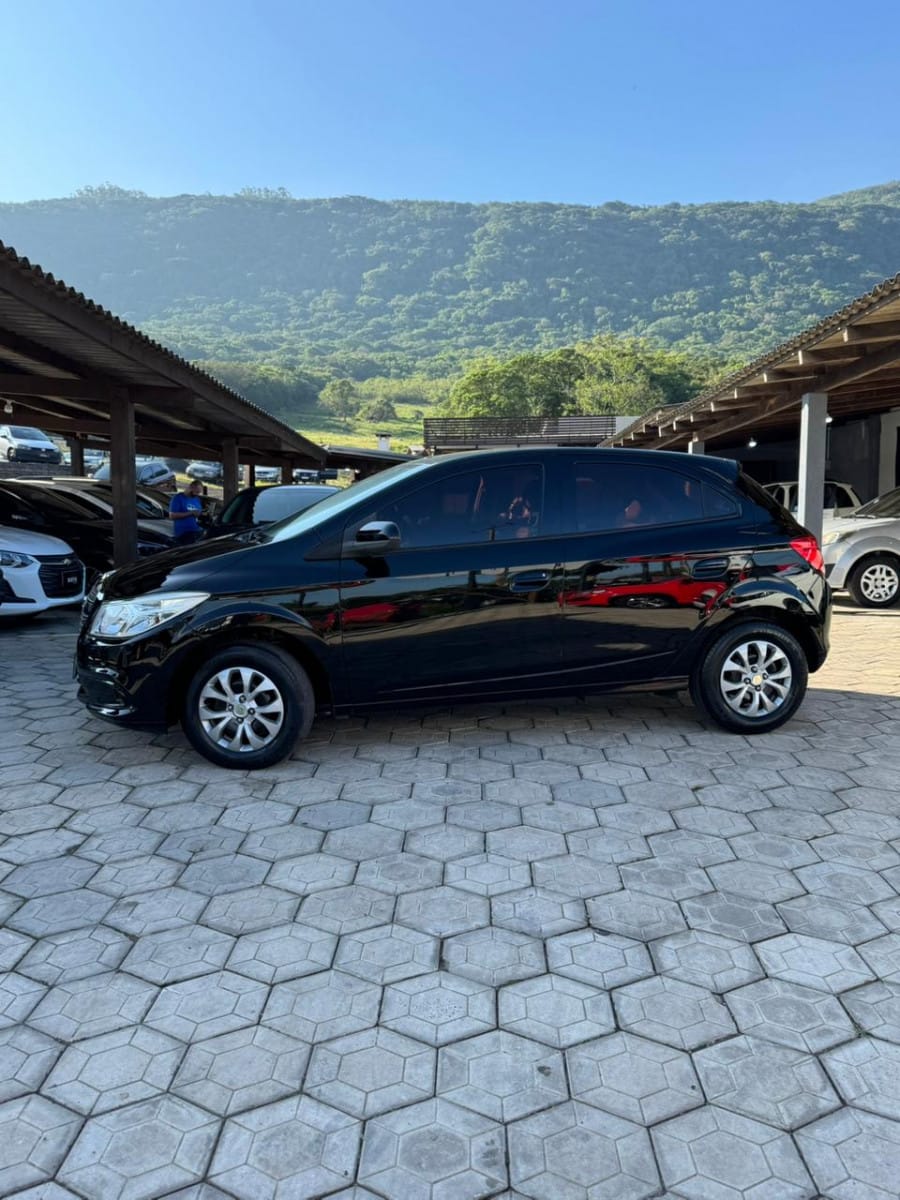 Chevrolet Onix 2016 Preto — foto 1 de 3