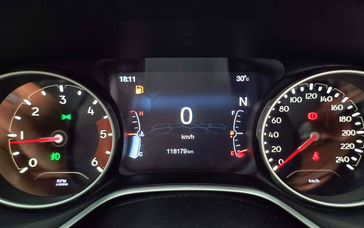 imagem-https://www.socarrao.com.br/sc-vehicle-images-prod/1399186/1778674005043-SkVFUCBDT01QQVNTIDIuMCBESUVTRUwgVFJBSUxIQVdLIDRYNCBBVVRPTcOBVElDTyAyMDE3IEJSQU5DQSAxMy5qcGc.jpg