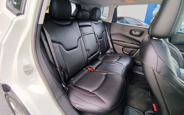 imagem-https://www.socarrao.com.br/sc-vehicle-images-prod/1399186/1778674005497-SkVFUCBDT01QQVNTIDIuMCBESUVTRUwgVFJBSUxIQVdLIDRYNCBBVVRPTcOBVElDTyAyMDE3IEJSQU5DQSAxNy5qcGc.jpg