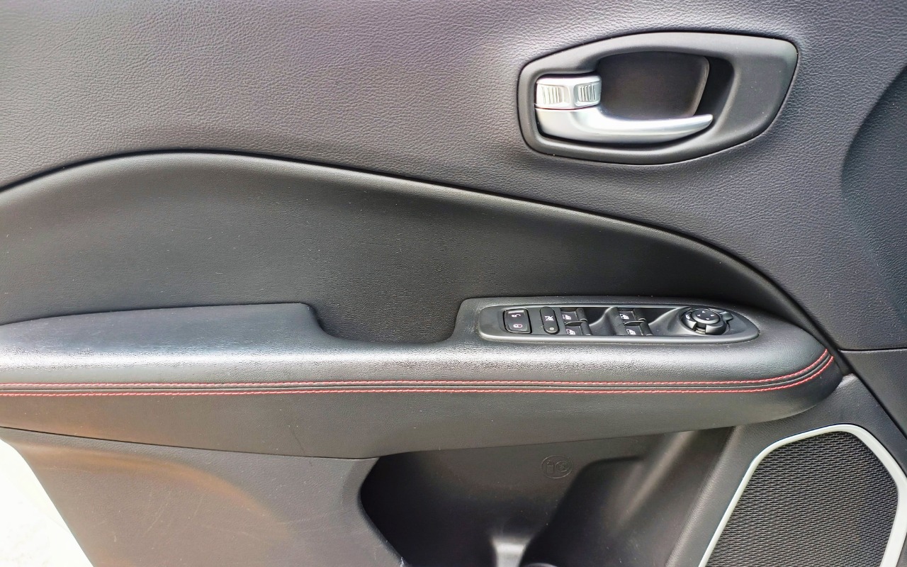 imagem-https://www.socarrao.com.br/sc-vehicle-images-prod/1399186/1778674005582-SkVFUCBDT01QQVNTIDIuMCBESUVTRUwgVFJBSUxIQVdLIDRYNCBBVVRPTcOBVElDTyAyMDE3IEJSQU5DQSAxOC5qcGc.jpg