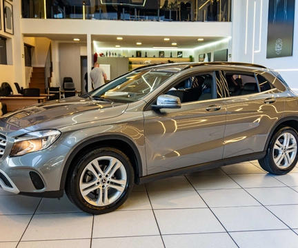 Mercedes-Benz GLA 200 2018 Cinza — foto 1 de 3
