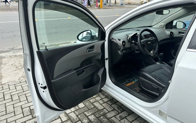 imagem-https://www.socarrao.com.br/sc-vehicle-images-prod/1417691/1783788238545-78fe11e9-fd40-4d99-86ee-b510268903bb.jpeg