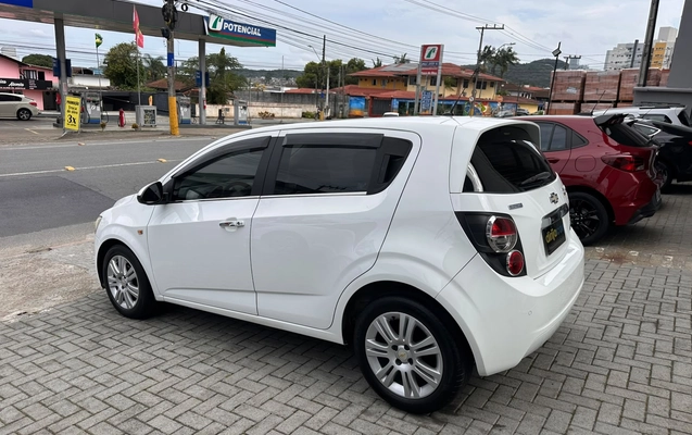 imagem-https://www.socarrao.com.br/sc-vehicle-images-prod/1417691/1792240739361-7ffb0665-ea97-4310-a07d-8cd601abdc43.jpeg