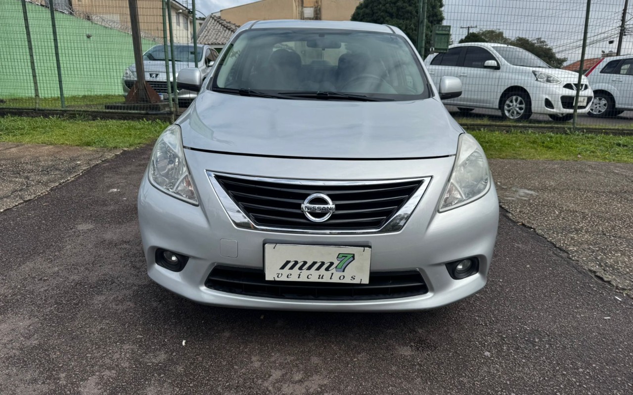Nissan VERSA SL 1.6 16V Flex Fuel 4p Mec. na cor Prata em Curitiba / PR - 1506859