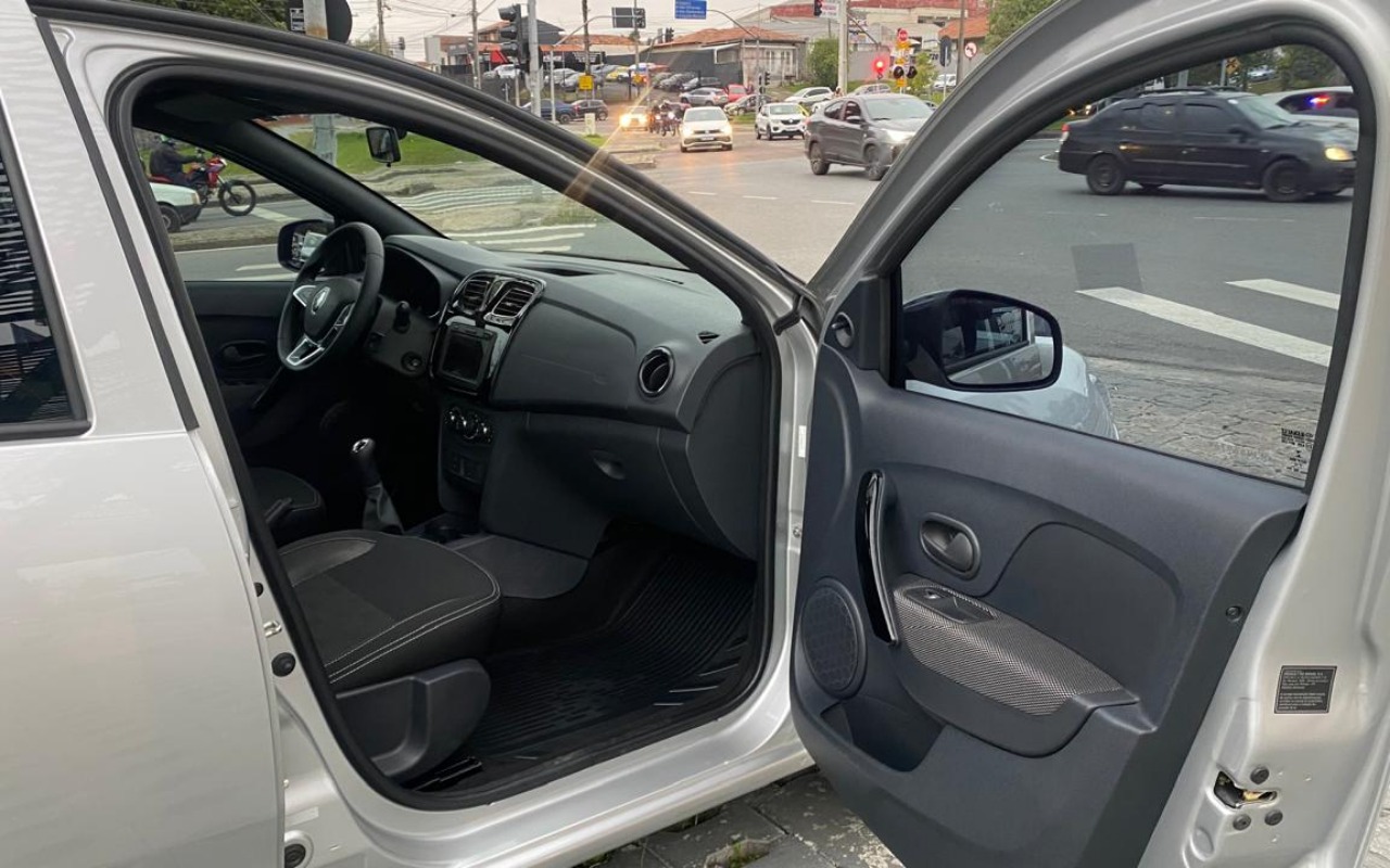 imagem-https://www.socarrao.com.br/sc-vehicle-images-prod/1507805/1780755135773-MjAuanBlZw.jpeg