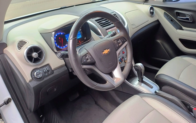 imagem-https://www.socarrao.com.br/sc-vehicle-images-prod/1561836/1779191427088-Q0hFVlJPTEVUIFRSQUNLRVIgMS44IExUWiA0WDIgMjAxNSBCUkFOQ0EgIDEzLmpwZw.jpg
