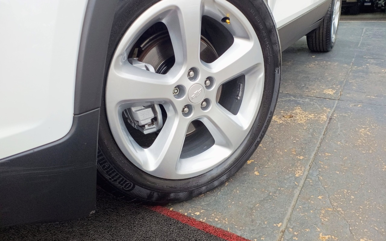 imagem-https://www.socarrao.com.br/sc-vehicle-images-prod/1561836/1779191427964-Q0hFVlJPTEVUIFRSQUNLRVIgMS44IExUWiA0WDIgMjAxNSBCUkFOQ0EgIDIwLmpwZw.jpg