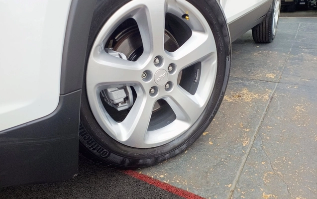 imagem-https://www.socarrao.com.br/sc-vehicle-images-prod/1561836/1779191427964-Q0hFVlJPTEVUIFRSQUNLRVIgMS44IExUWiA0WDIgMjAxNSBCUkFOQ0EgIDIwLmpwZw.jpg