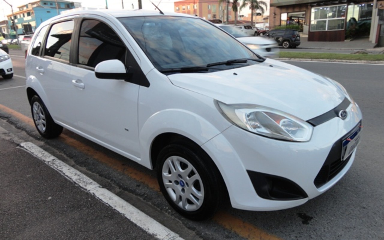 Ford Fiesta 2014 Branco — foto 1 de 3