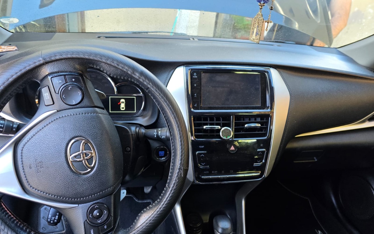 Toyota Yaris 2021 Preto — foto 1 de 3