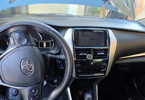 Toyota Yaris 2021 Preto — foto 1 de 3
