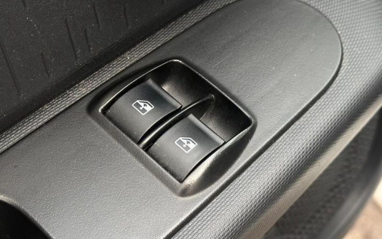 imagem-https://www.socarrao.com.br/sc-vehicle-images-prod/1601294/1779294521073-NzY4NTc2M18xMV9CXzRlMzk3NWVlODQuanBlZw.jpeg
