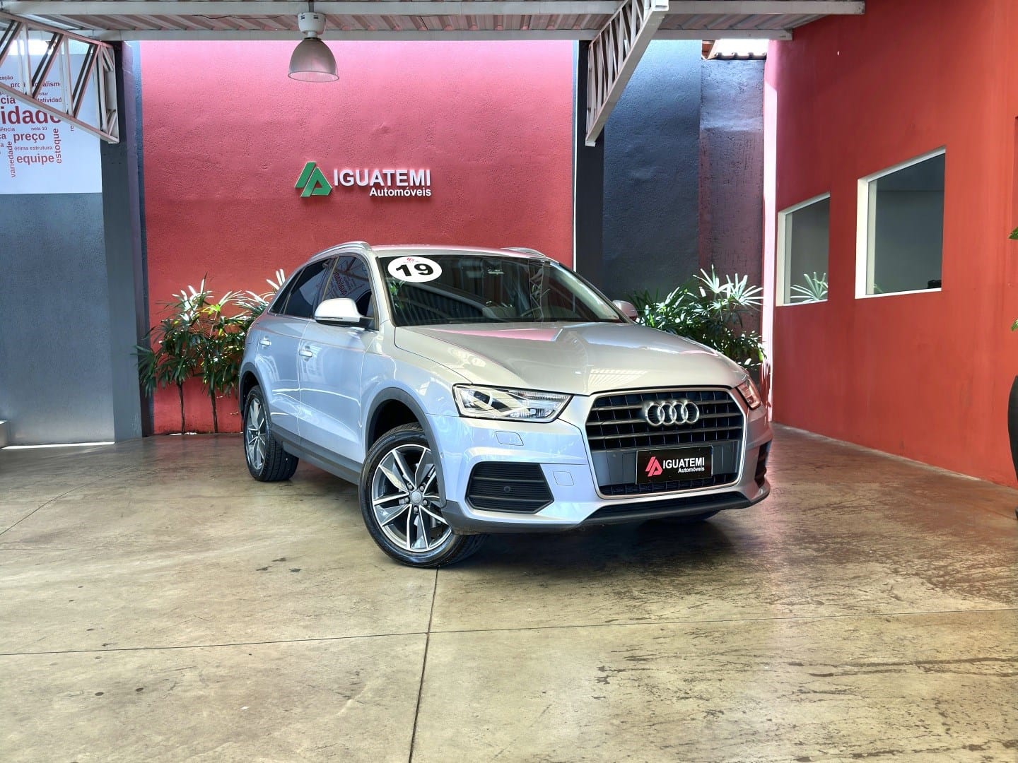 Audi Q3 2019 Cinza — foto 1 de 3