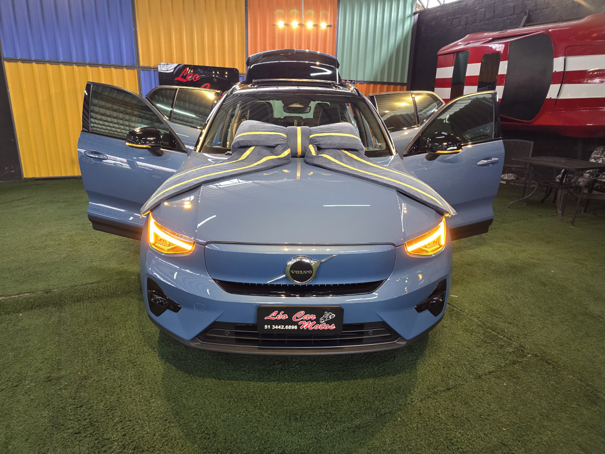 Volvo XC40 Pure (Elétrico) na cor Azul no Alvorada / RS - 16183