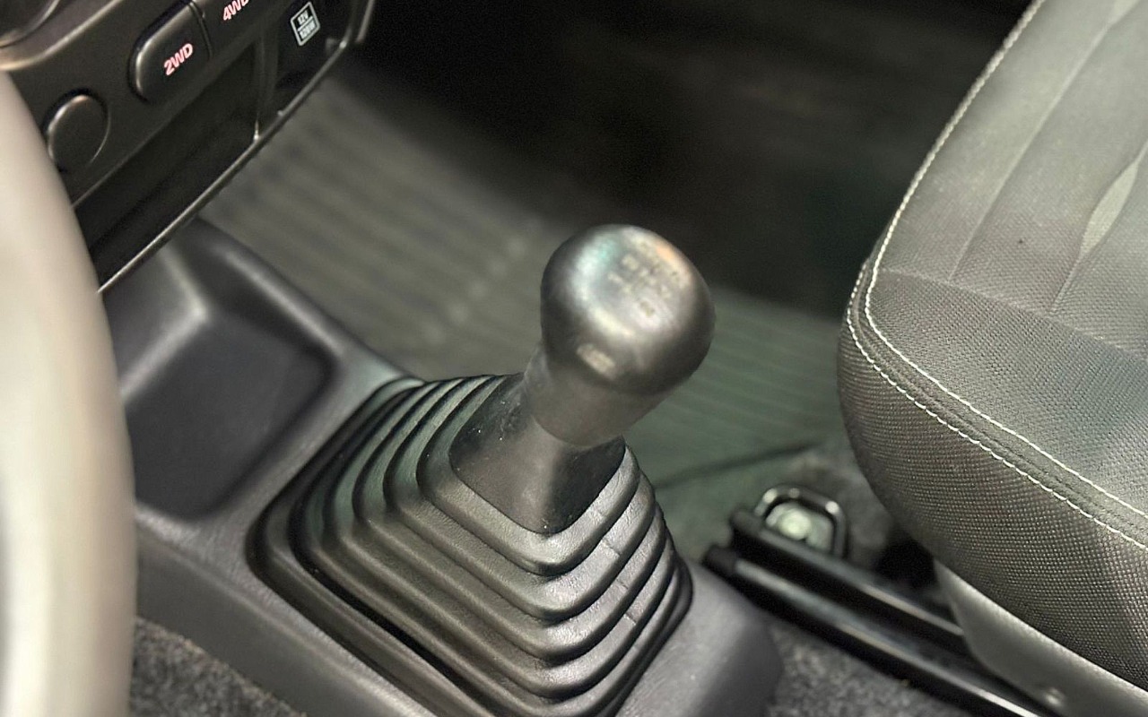 imagem-https://www.socarrao.com.br/sc-vehicle-images-prod/1629210/1779367017562-U1VaVUtJIEpJTU5ZIDRTVU4gLSAyMDE1IC0gUFJBVEEgLSBBWko5NTgyICgyMikuanBn.jpg
