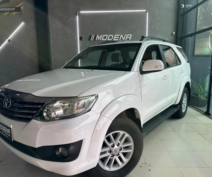 Toyota Hilux SW4 2013 Branco — foto 1 de 3
