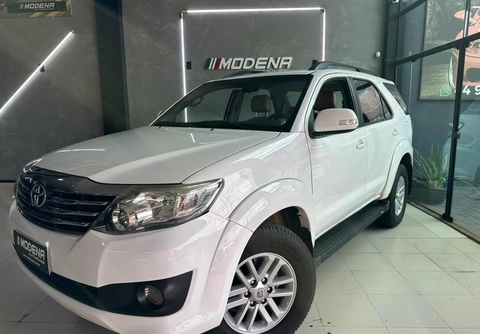 Toyota Hilux SW4 2013 Branco — foto 1 de 3